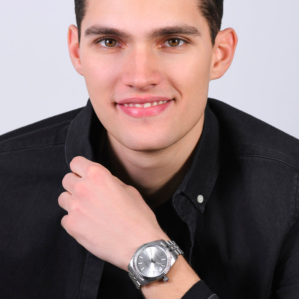 HERRENUHR AUS STAHL MIT GERÄNDELTER LÜNETTE