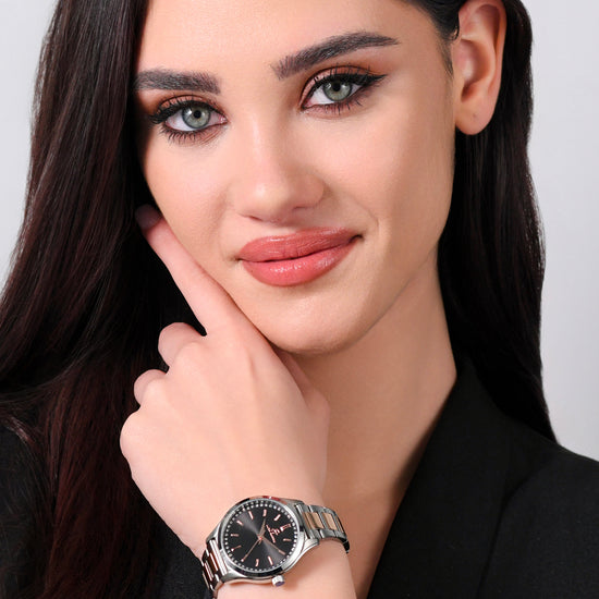 DAMENUHR AUS STAHL MIT SCHWARZER LÜNETTE UND IP GOLD