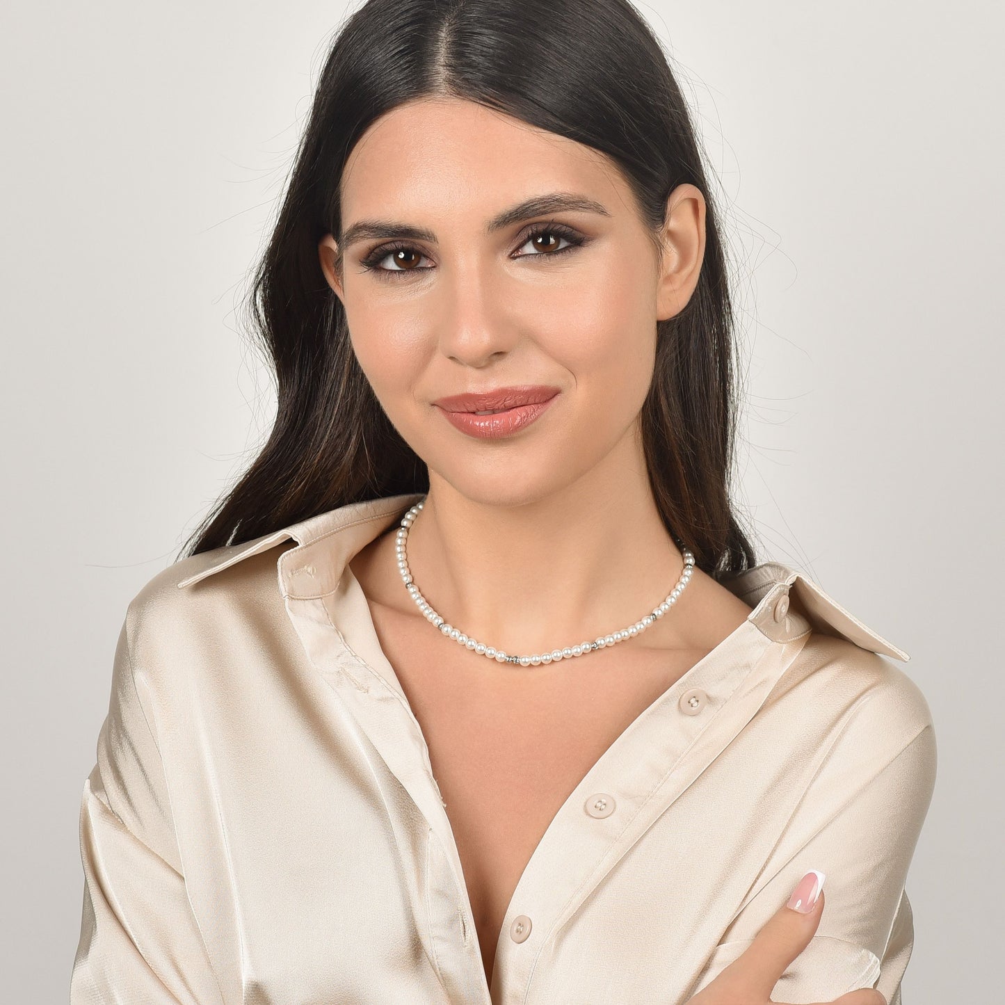 DAMENKETTE AUS STAHL MIT PERLEN UND STAHLELEMENTEN