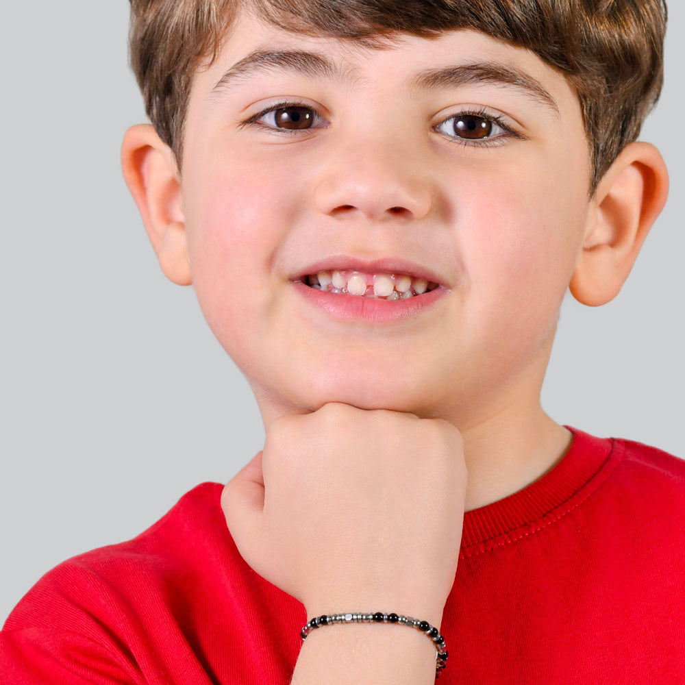 BABYARMBAND AUS STAHL MIT SCHWARZEN UND GRAUEN STEINEN