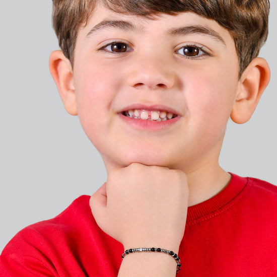 BABYARMBAND AUS STAHL MIT SCHWARZEN UND GRAUEN STEINEN