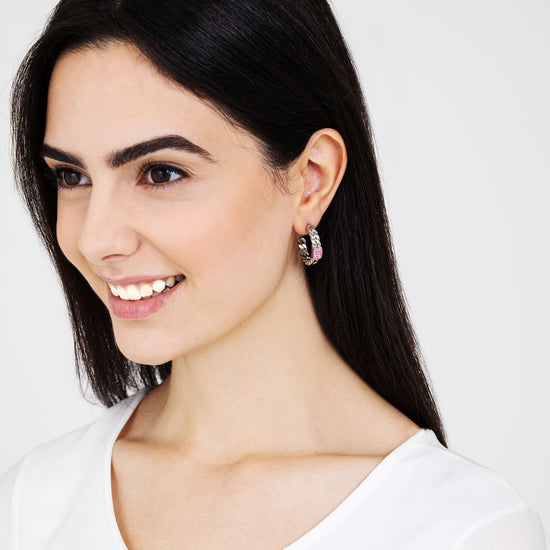 DAMEN-OHRRINGE AUS STAHL MIT FUCHSIAFARBENEN KRISTALLEN