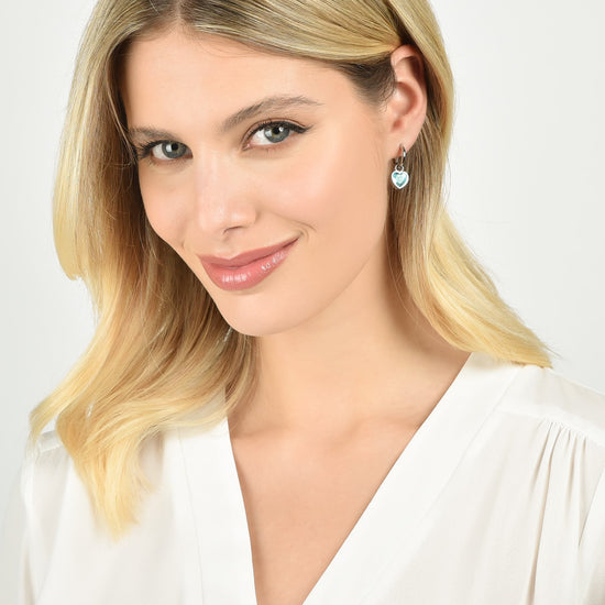 DAMEN-OHRRINGE AUS STAHL MIT HELLBLAUEN HERZPUNKTEN