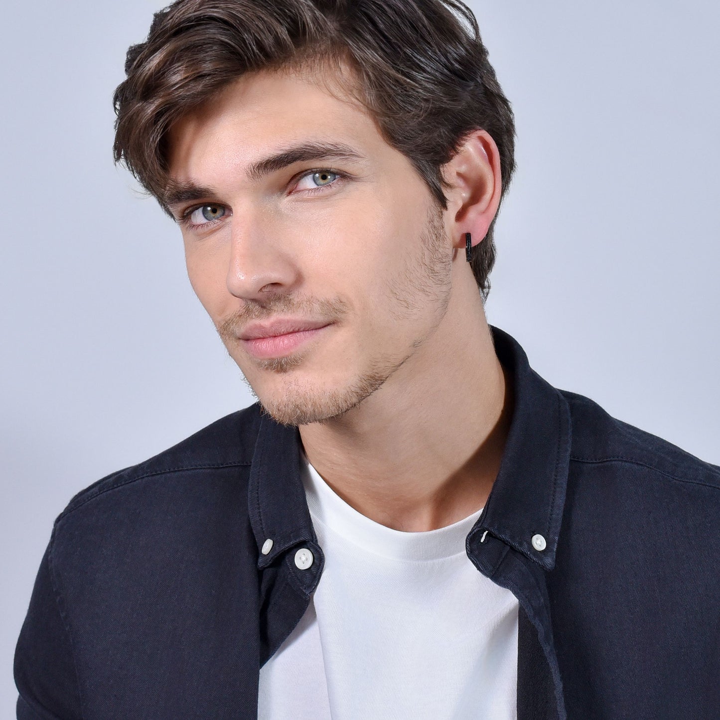 MONOSTAHL-OHRRING FÜR HERREN MIT SCHWARZEN KRISTALLEN