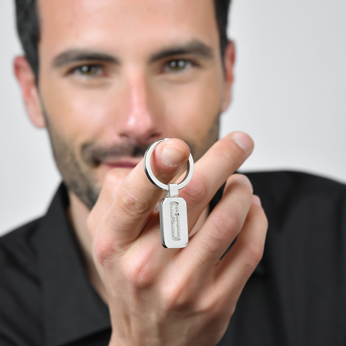 SCHLÜSSELANHÄNGER AUS STAHL MIT WEISSEN KRISTALLEN