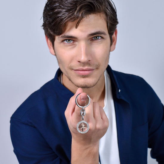 HERRENSCHLÜSSELANHÄNGER AUS STAHL MIT IP-ROSE WINDROSE